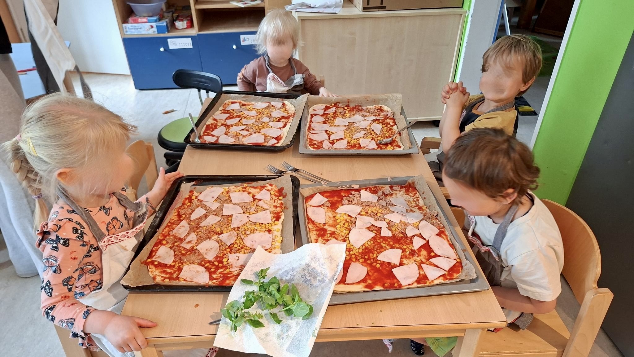Gemeinsam Pizza belegen