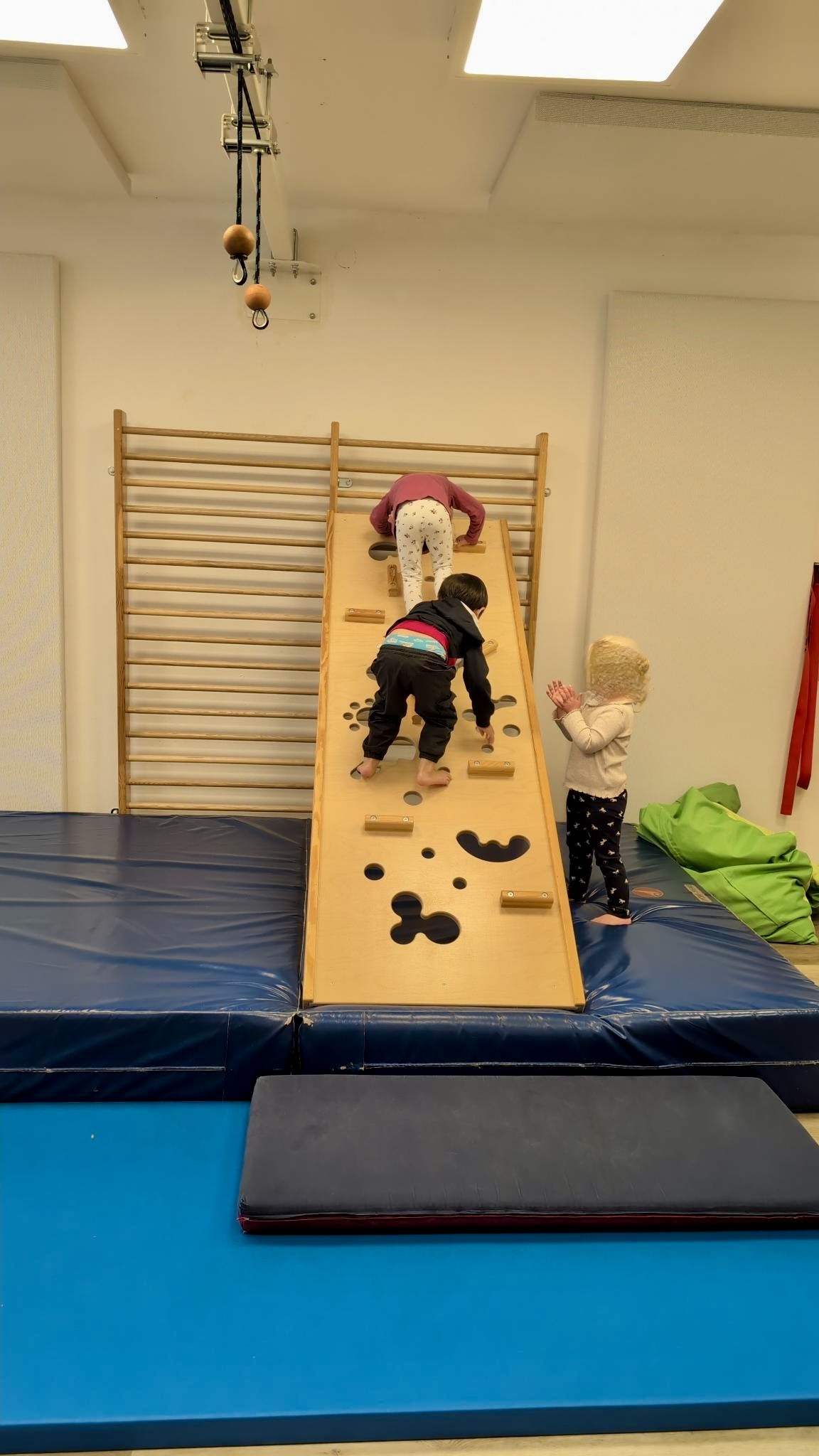 Kinder beim gegenseitigen Motivieren
