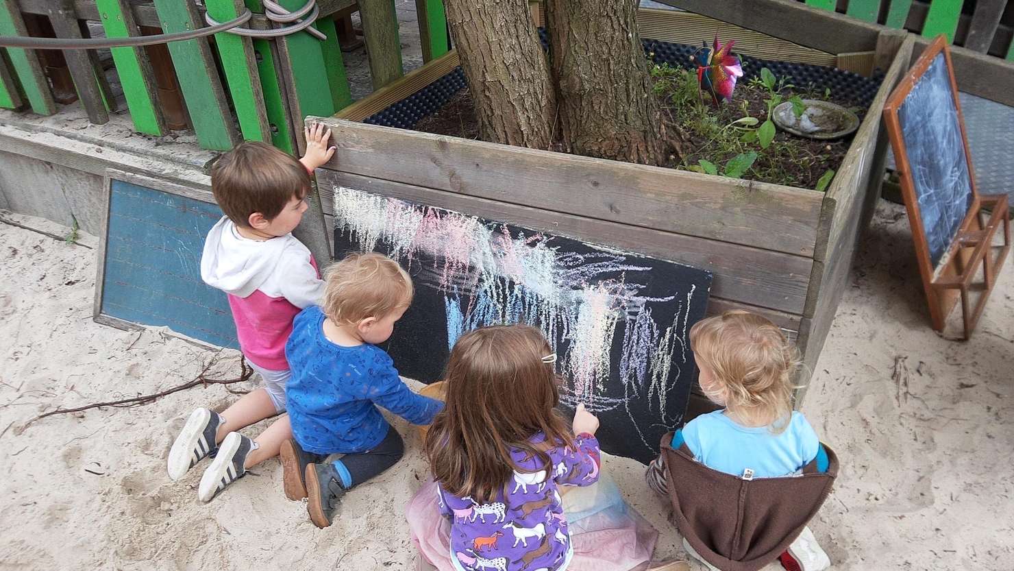 Kinder im Rollenspielbereich