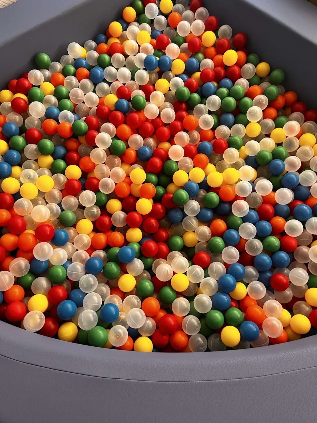 Kinder bei Bewegungs- und Turnübungen